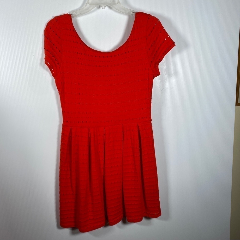 EIGHT SIXTY Red Stretch Eyelet Dress w/Short Sleeves and low back   Size Medium
